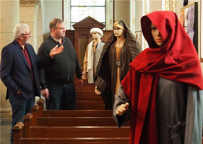 Machen sich mit viel Zuversicht innerhalb der Ausstellung so ihre Gedanken für die Spielzeit 2025. V.l. Regisseur Hans Peter Doll und der Vorsitzende der Leienspielgruppe, Joachim Engel.