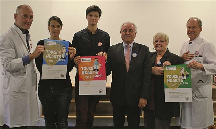 Machen sich stark für „Touch hearts. Not hands.“ (v.li.): der Chefarzt der Klinik für Kinder- und Jugendmedizin Privatdozent Dr. Thomas Nüßlein, Sabine Kühlwetter-Meiers von der gleichnamigen Agentur, Felix Meiers, Dr. Edgar Eich vom Förderverein der Kinderklinik, Hanne Buder-Leitgen von der Mukoviszidose Regionalgruppe Rhein-Wied und der Ärztliche Direktor des Kemperhofs, Prof. Dr. Bernd Markus. privat