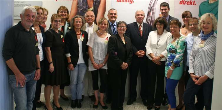 Machen sich stark gegen HIV, Aids und Hepatitis: Der Arbeitskreis AIDS/STI Rheinland-Pfalz mit Oberbürgermeister Prof. Dr. Joachim Hofmann-Göttig (7. von rechts), Christine Morgenstern vom Landesgesundheitsministerium (6. von rechts) und Prokurist des Gemeinschaftsklinikums Mittelrhein Achim Zenner (5. von rechts).