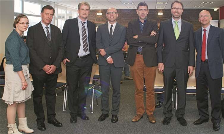 Machen sich stark im Kampf gegen gynäkologische Krebserkrankungen: Anika Seide, Dr. Walter Ernst, Dr. Arno Franzen, Prof. Dr. Achim Rody, Prof. Dr. Dominik Denschlag, Dr. Jochen Schenk und Dr. Jörg Thomalla (v.l.). Privat