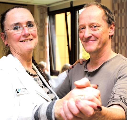 Machen vor, wie es geht: Dr. Marion Bauer-Hermani, Chefärztin der Gerontopsychiatrie an der Rhein-Mosel-Fachklinik und Thomas Dreiner, Leiter des Sozialdienstes der RMF. privat