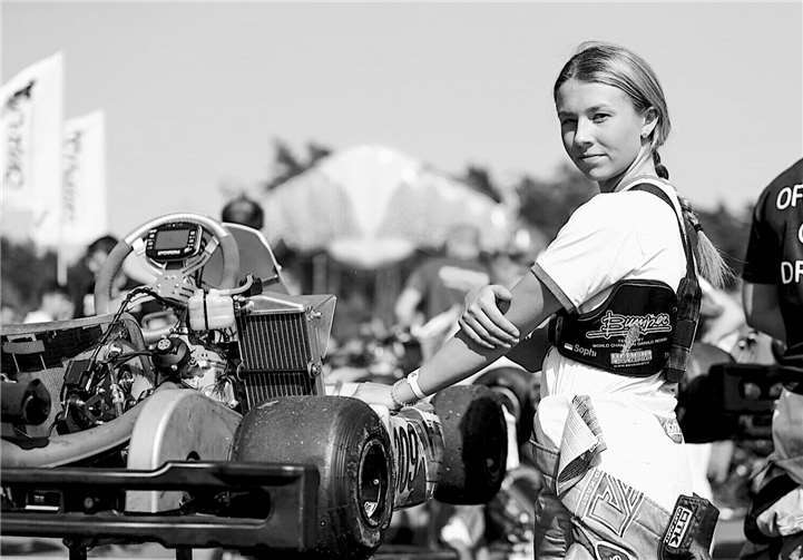 Macht auf und neben dem Kart eine gute Figur: Sophia Menzenbach. Menzenbach Archiv, Hermann Morsch