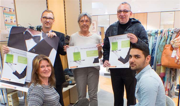 Machten Werbung für die Meckenheimer Servicewoche: Wirtschaftsförderer Dirk Schwindenhammer, Otti Bertram von Schuhmode Velten, Willi Wittges-Stoelben als Vorsitzende vom Meckenheimer mit Fachverkäuferin Birgit Willems und Mert Caliskan. -JOST-