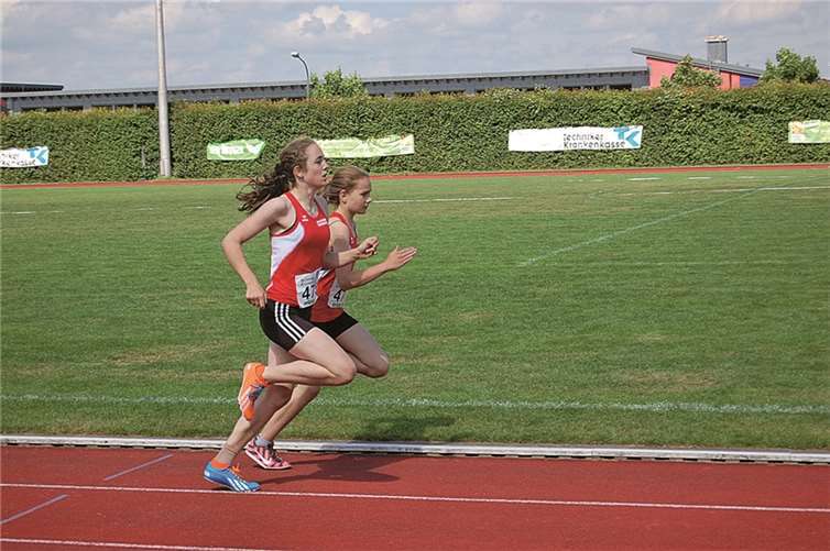 Machten auch im 800 Meter-Lauf den Sieg unter sich aus: Melina und Hannah im Gleichschritt auf der Zielgeraden.privat