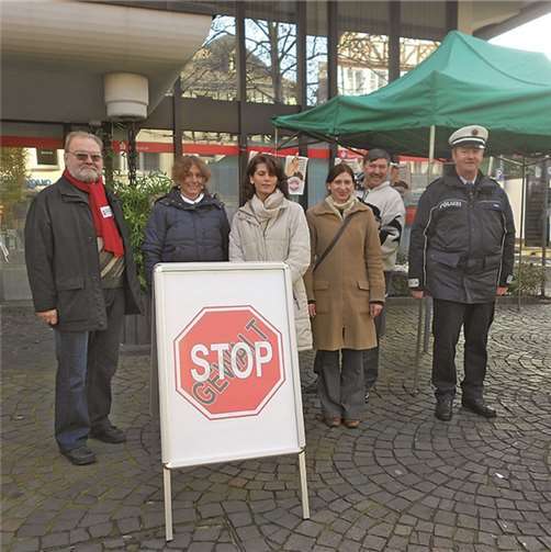 Machten aufmerksam auf die verschiedenen Formen der häuslichen Gewalt (v.l.): Heinz Schwarzkopf (Der Weiße Ring e.V.), Astrid Thol (Gleichstellungsbeauftragte der VG Linz und Unkel), Mitglieder der Frauenbegenungsstätte Utamara e.V., Eckhart Heck (Polizeiinspektion Linz).privat