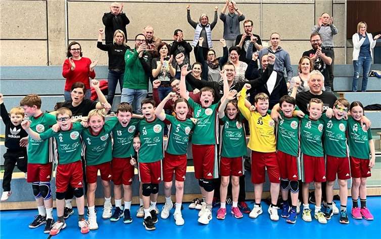 Machten beste Werbung für den Handballsport: die E 1-Jugend: v.li Maximilian Klapthor (Tor/2), Bastian Mokosch, David Hoffmann (7), Tom Jerger (4), Maxim Gostiuk, Emma Gerlach, Mats Wagner (7), Viktoria Pung, Benedikt Harst (Tor), Ben Hübinger (2), Mats Roth (2), Marcel Ising (1), Geburtstagskind Frida Saxler.  Quelle: JSG Welling/Bassenheim