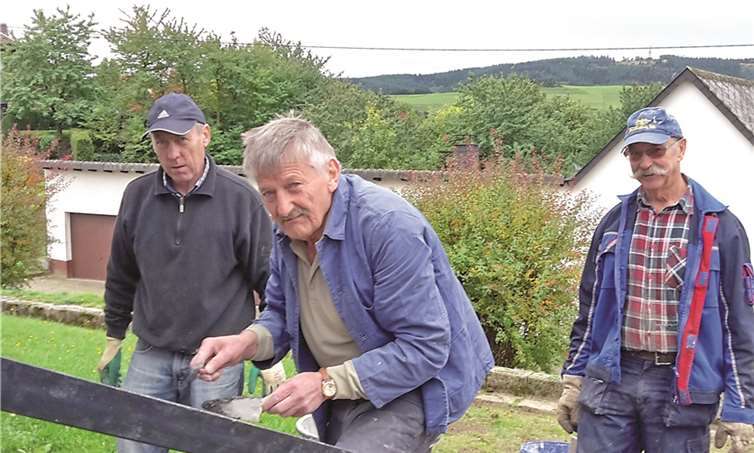 Machten die Sanierung der Stufen der Kapelle zu ihrem Projekt: Hohenleimbachs aktive Ruheständler Robert Bell, Hans Josef Adams und Hans Peter Schäfer (v.l.)privat