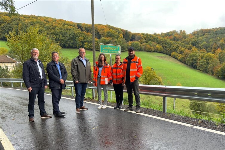 Machten sich ein Bild der sanierten K 8 – von links: Beigeordneter der Ortsgemeinde Leubsdorf, Wolfgang Walter, Bürgermeister der VG Linz, Frank Becker, Erster Kreisbeigeordnete Philipp Rasbach, Christina Junk vom Immobilienmanagement des Kreises, Diana Minden vom Landesbetrieb Mobilität Cochem-Koblenz und stv. Leiter der Straßenmeisterei Neuwied, Sebastian Görlitz.Foto: Martin Boden / Kreisverwaltung Neuwied