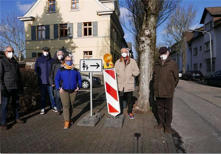 Machten sich ein Bild vom gesperrten Bürgersteig. Mitglieder des CDU Ortsvorstandes Wolfgang Hardt, Stefan Busch, Gerhard Neumann, Silvana Cremer, Romed Heinrich Kaufhold und Gerhard Kinne..Foto: Gerhard Neumann