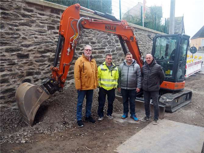 Machten sich ein Bild von den Baumaßnahmen „Hinterm Backofen“: (v.l.n.r.): Erster Beigeordneter Peter Schneider, Marco Ürz, Florian Acht und Dirk Schade von den Stadtwerken.Foto: Stadt Bendorf