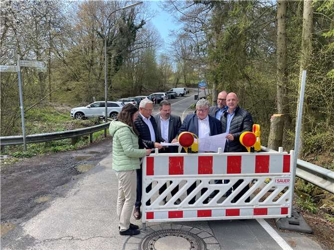 Machten sich kurz vor Baustart noch einmal ein Bild von der Maßnahme: (von links) Christina Junk (Kreisverwaltung), Landrat Achim Hallerbach, Bürgermeister Michael Christ, Kreis-Beigeordneter Michael Mahlert, Abteilungsleiter Rüdiger David und Ortsbürgermeister Martin Buchholz. Foto: Kreisverwaltung Neuwied / Ulf Steffenfauseweh