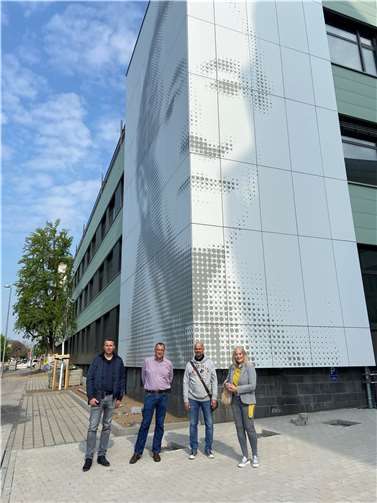 Machten sich unter den Augen des Namensgebers einen Eindruck von den laufenden Sanierungsarbeiten am Eichendorff-Gymnasium in Koblenz. V. li.: Jürgen Karbach, Leiter des Kultur- und Schulverwaltungsamt, Schulleiter Hans-Georg Meier, Josef Heinen, Sachgebietsleiter im Zentralen Gebäudemanagement und Dr. Margit Theis-Scholz, Dezernentin für Bildung und Kultur der Stadt Koblenz.  Foto: Stadtverwaltung