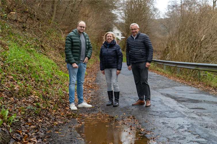 Machten sich vor Ort ein Bild (v.l.n.r): 1. Beigeordneter Pierre Fischer, Ortsbürgermeisterin Rita Viccari und Landrat Achim Hallerbach.  Foto: Jan Fischer