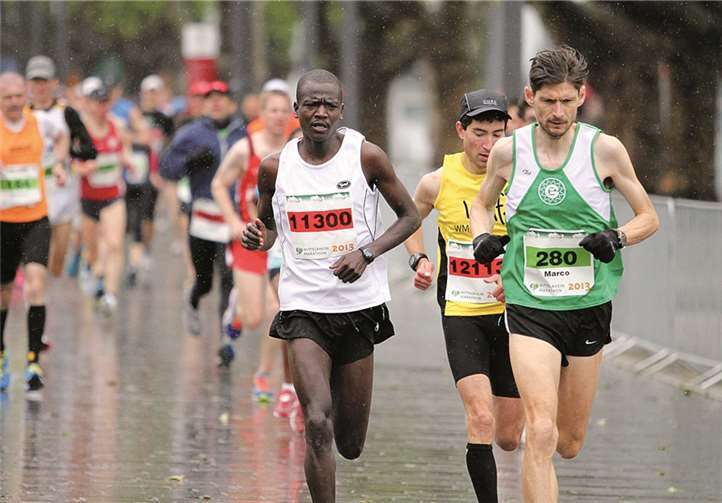 Machten von Anfang an Tempo: Sieger Cheruiyot Jonathan Kipkosgei (Startnummer 11300) und der spätere Zweite Marco Schwab (280).