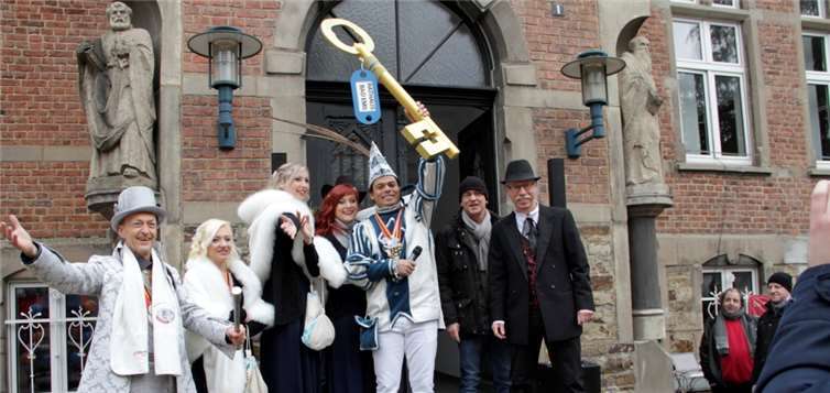 Machtübernahme (v.l.) Hofkanzler Frank Spiegel, Jana Frey, Jovana Pollack, Jacqueline Pollack, Prinz Freddy I. von „Hotel und Beach“ Berny Abt (Stadtbürgermeister) Rainer Lindner (Beauftragter der Verbandsgemeinde). MFU
