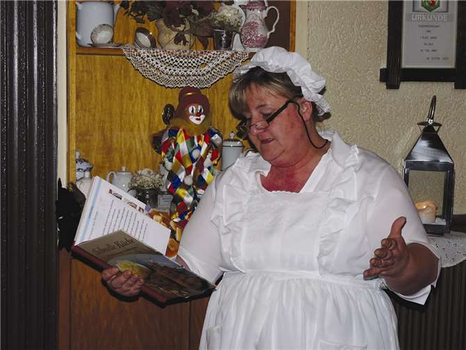 „Madame Coq au vin“ alias Bütten-As Christel Geilen in Aktion.