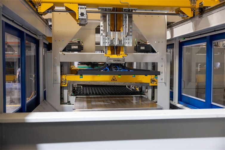 Made in Germany: Bis zu 1000 Noppenplatten werden auf der neuen Fertigungsanlage in Remagen täglich produziert. ZEWOTHERM kann seinen Fachpartnern dadurch eine gleichbleibend hohe Produktqualität und verlässliche Liefermengen zusichern.