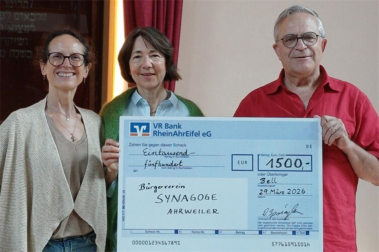 Madeleine Häusler (Mitte), Vorsitzende des Bürgervereins Synagoge Ahrweiler und Vorstandsmitglied Alexandra Tschida (links) freuen sich sehr über die großzügige Spende von Dirk Springborn.