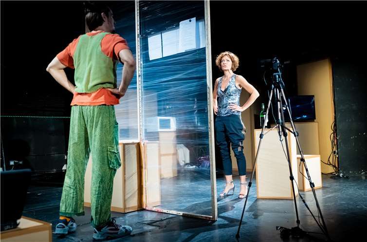 Madeleine Niesche als Sascha und Carl Bruchhäuser als Nik. Foto: Benjamin Westhof