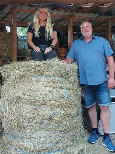Madeleine von Falkenburg freut sich über den Heuballen von Ortsvorsteher Egmond Eich. Foto: privat