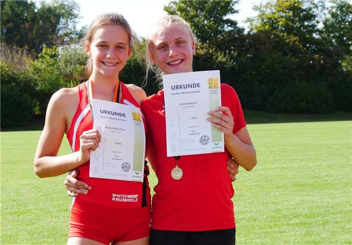 Madita Frieb-Preis (li.) und Leonie Kupser präsentieren stolz ihre Urkunden. Foto: privat