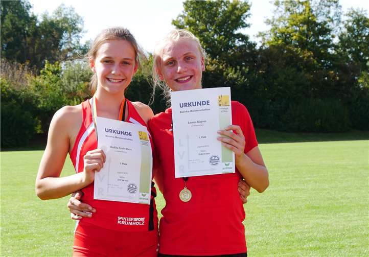 Madita Frieb-Preis und Leonie Kupser freuen sich über ihre erkämpften Platzierungen.Foto: LG Maifeld-Pellenz