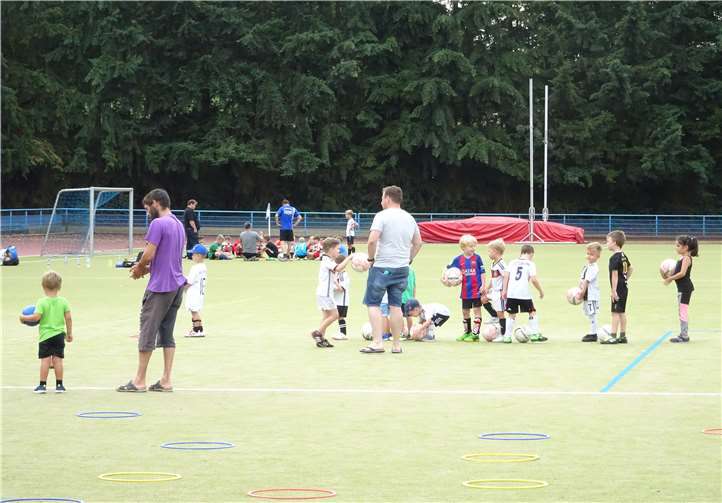 Mächtig Betrieb herrschte am ersten Trainingstag, an dem E- und F-Junioren sowie Bambini nach den Sommerferien die Schwimmbäder gegen das Fußballfeld tauschten im Ochtendungen Jakob-Vogt-Stadion. Mitmachen ist in allen Jahrgängen noch möglich! Privat