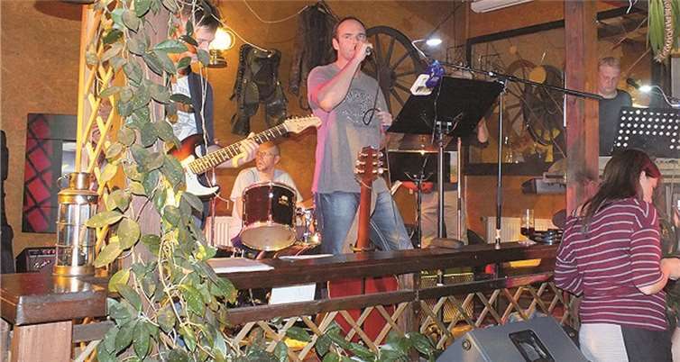 Mächtig ins Zeug legte sich die Band "Lost In Tones" und bot dem begeisterten Publikum Cover-Rock vom Feinsten. privat