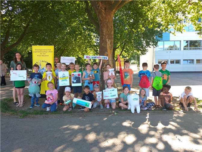 Mächtig stolz sind die Schülerinnen und Schüler sowie die Klassenlehrerin Frau Arbeiter der Klasse 2a und die Schulleiterin der Friedrich-Ebert-Schule Oberbieber, Frau Stauder.  Foto: AGZ Neuwied
