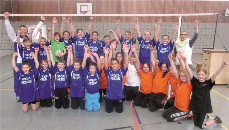 Mächtig stolz sind die jungen Volleyballerinnen und Volleyballer des Gymnasiums Mühlheim-Kärlich über den erfolg bei ihrem ersten große Auftritt. O. Nehring