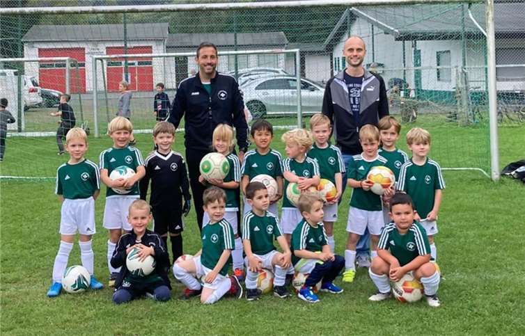 Mächtig stolz zeigten sich die Bambinis und ihre Betreuer, Christian Greiner (links) und Slawa Likow vor einem Freundschaftsspiel auf dem Namedyer Sportplatz.Foto: privat