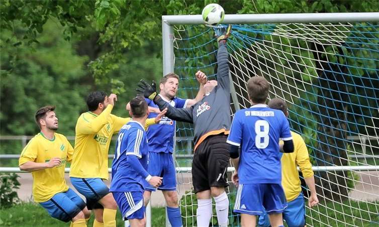 Mächtig strecken musste sich hier Timo Colmi im Kasten des SV Niederwerth. Aber am Ende hatte es sich gelohnt, denn seine Mannschaft siegte im Verbandsgemeindederby knapp mit 1:0. Foto: TH