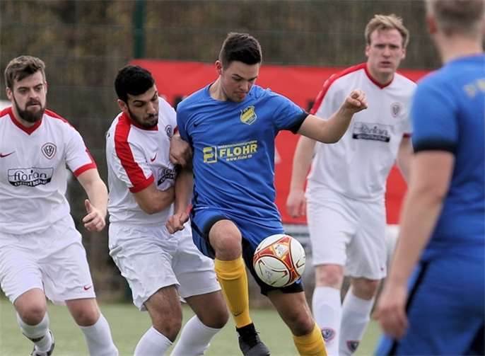 Mächtig was los war in beiden Strafräumen bei der Partie zwischen dem VfR Koblenz und dem SV Weitersburg (in Blau). TH