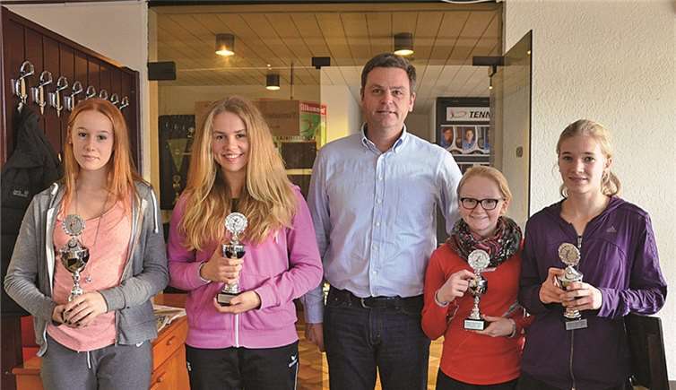 Mädchen U14:Die Siegerin und Platzierten der Mädchen U14 mit TVR-Jugendwart Michael Montada (M.).