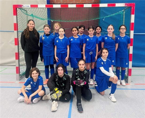 Mädchen: Zwei Teams – ein gemeinsames Ziel: Fairplay und Spaß am Fußball!  Foto: Ralf Breuer