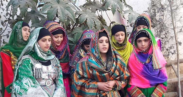 Mädchen der Waisenschule „Fatemazul Zahra“ in ihrer besten Kleidung.Jürgen Hemmers