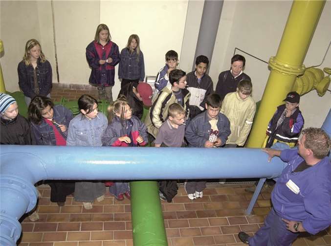 Mädchen und Jungen der Mayener Grundschulen können anlässlich des "Tags des Wassers" hautnah erleben, wie das Wasser in die Mayener Haushalte kommt.privat