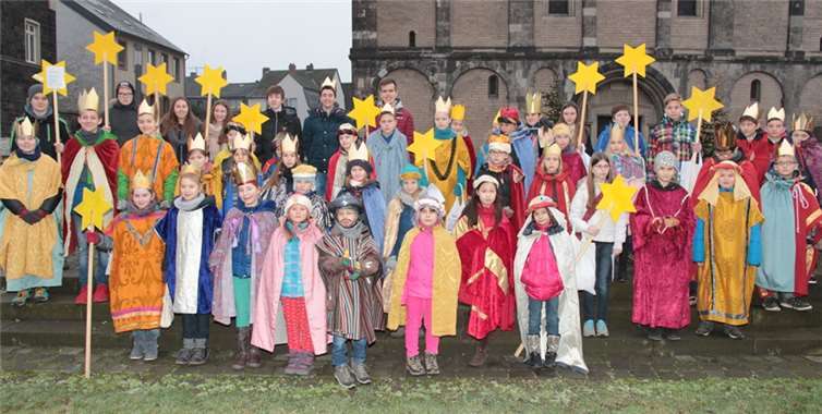 Mädchen und Jungen haben sich in ihren Weihnachtsferien als Sternsinger engagiert. privat