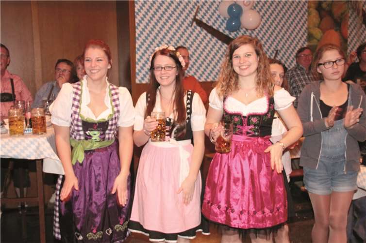 Mädels und Frauen in feschen Dirndln.