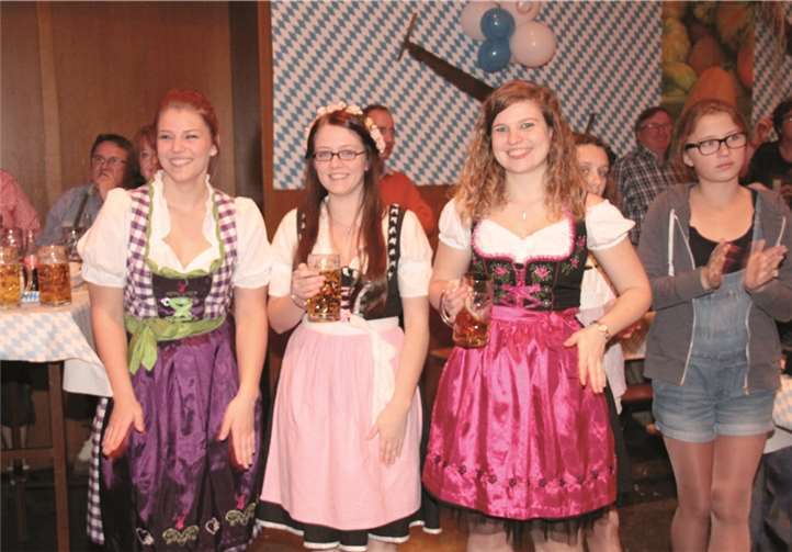 Mädels und Frauen in feschen Dirndln.