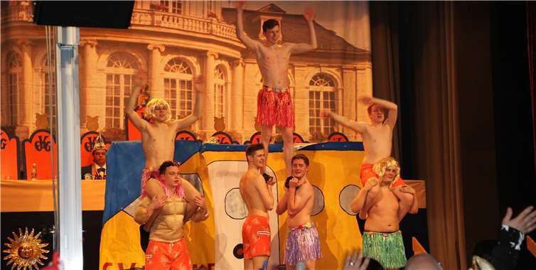 Männerballett „The Crazy Dudes“ (KKC 84), Der Flieger „Crazy Wings“. Fotos: MFU