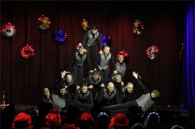 Männerballette und Showtanzgruppen erobern die Bühne.