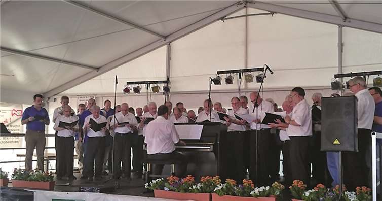 Männerchöre beim Kirmesfrühschoppen.privat
