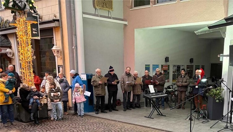 Männerchor Remagen beim Adventsansingen 2025.  Fotos: Berndt Exner