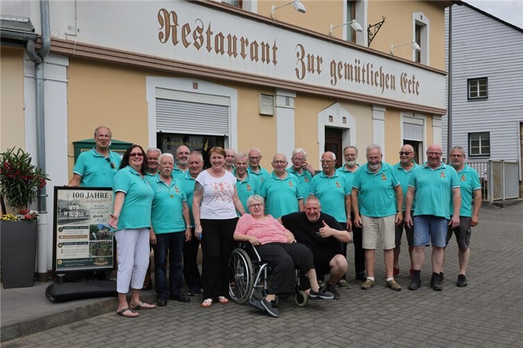 Männergesangverein Adenauer Land an der Gemütliche Ecke, („Annekette“ Ecke im Volksmund), vorne Mitte: Jagoda Nett, Imtraud Nett, Jörg Nett