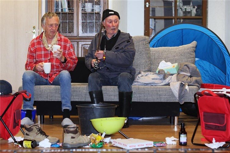 Männerwirtschaft, da wird krankheitsbedingt einfach das Angelwochenende ins Wohnzimmer verlegt.