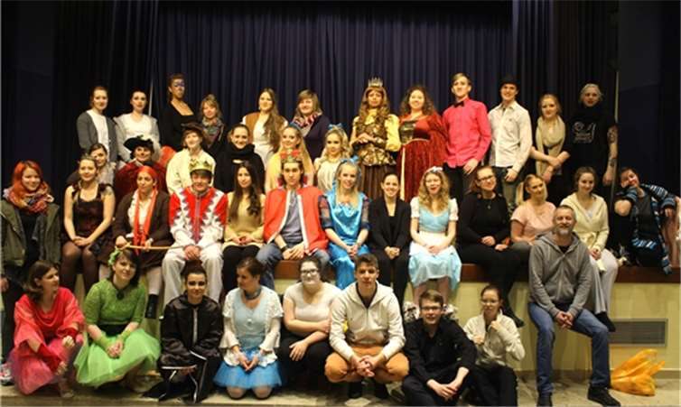 Märchen haft ging es zu in der Linzer Stadthalle, in der die Fünftklässler für Sozialpädagogik der Alice Salomon Schule vier Mal zu einer märchenhaften Traumreise einluden, die kleine und große Zuschauer mit Musik und Tanz bis in den Orient entführte.DL