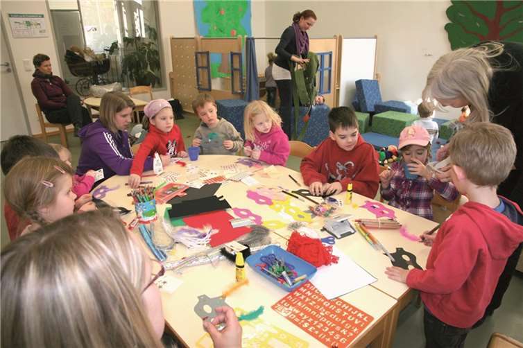 Märchencafé: In großer Runde geht es munter ans Basteln. privat