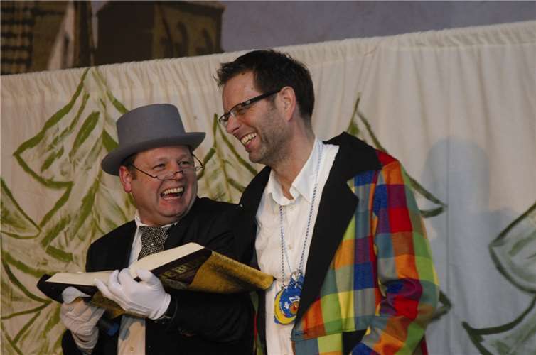 „Märchenerzähler“ Alexander Albrecht mit dem Vorsitzenden der KG. RÜ