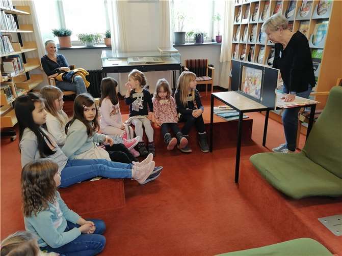 „Märchenhaft“ ging es kürzlich in der Stadtbibliothek zu, wo die ehrenamtliche Mitarbeiterin Petra Schmidt eine aufgeweckte Kinderrunde begeisterte.  Foto: Stadtbibliothek/Irina Hanswin